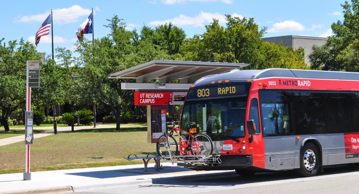 the metro rapid stops at commons